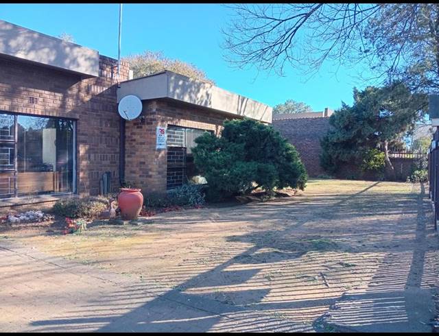 3 BEDROOM HOUSE FOR SALE IN VANDERBIJLPARK SW 2